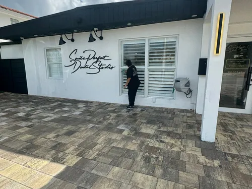 Ire Cleaning Services team member cleaning exterior windows of a Miami commercial office